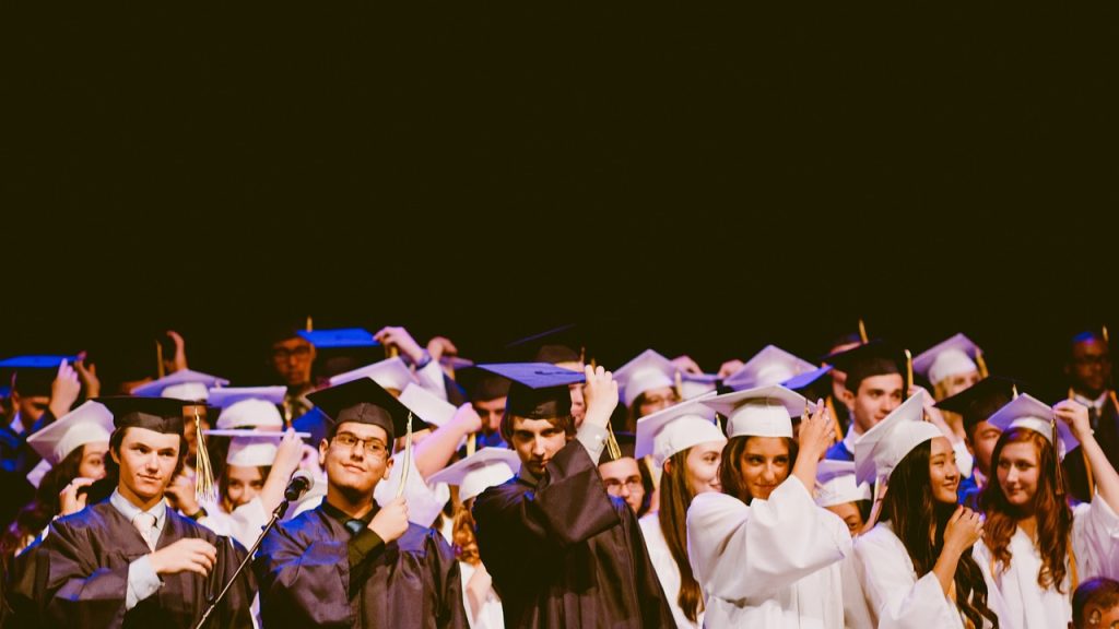 bedanya diploma dan sarjana
