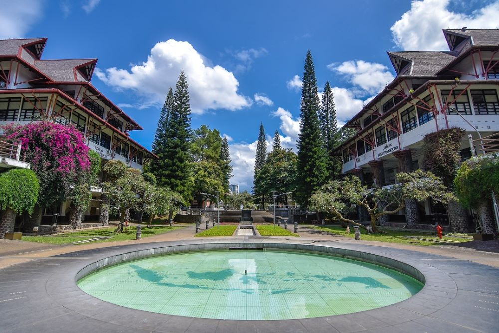 Salah satu kampus terbaik di indonesi untuk jurusan kriya yaitu itb

