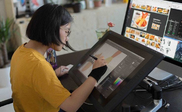 Mahasiswa sedang membuat sketsa digital di studio jurusan desain produk