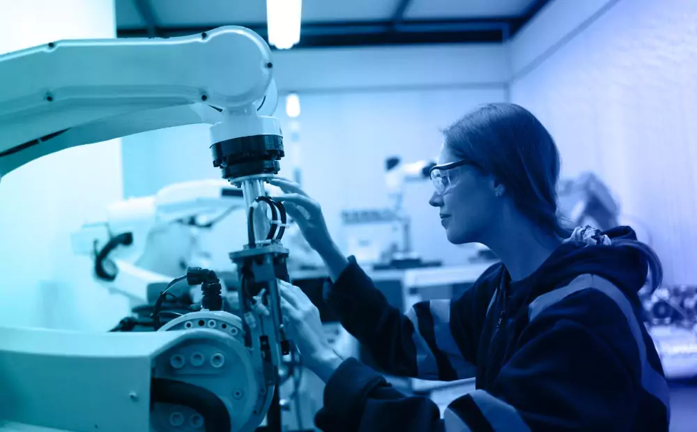 Product Development Engineer mengembangkan prototipe produk teknologi